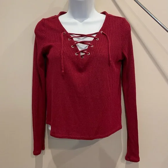 H&M Red lace up V neck croptop - Picture 2 of 8